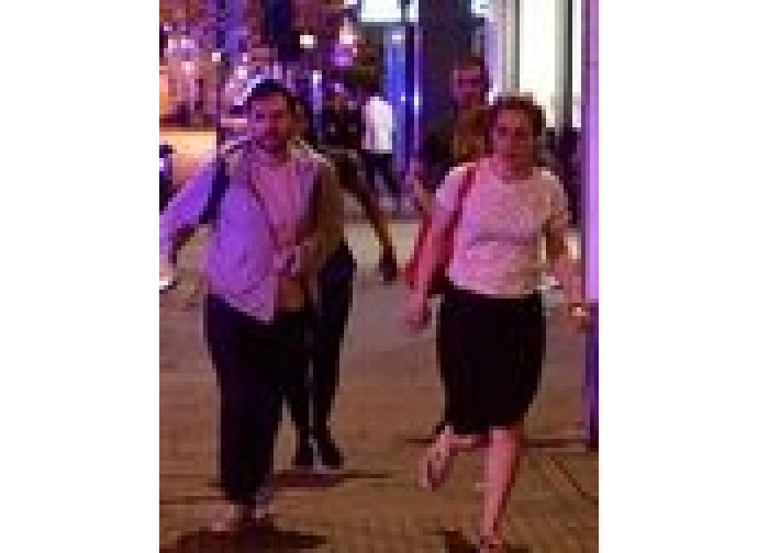 Gente fugge dal luogo dell attacco a London Bridge Gente fugge dal luogo dell attacco a London Bridge